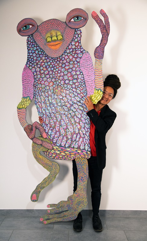 Figure 3: Que Zhinin with Sargon, Posca marker on PVC, 221 x 95 cm, 2023.