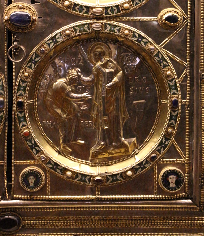 Goldschmiedearbeit von Vvolvinus. Das Antependium zeigt den Goldschmied, wie er sein handwerkliches Können offeriert und dabei von Ambrosius gekrönt wird. Der Altar befindet sich in der Kirche Sant' Ambrogio in Mailand und wurde um 846 erstellt. Foto: Wikipedia.