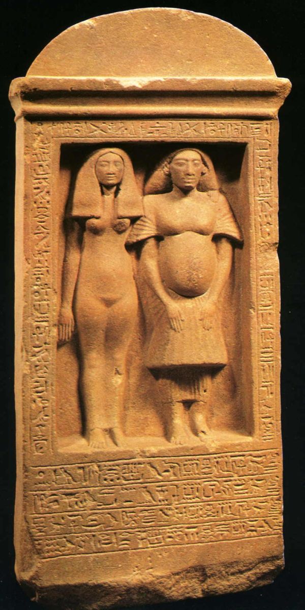 Selbstporträt des Bildhauers Bak mit seiner Frau Taheri an einer Naos-Stele, 18. Dynastie, ca. 1355 v. Chr., Ägyptisches Museum Berlin.