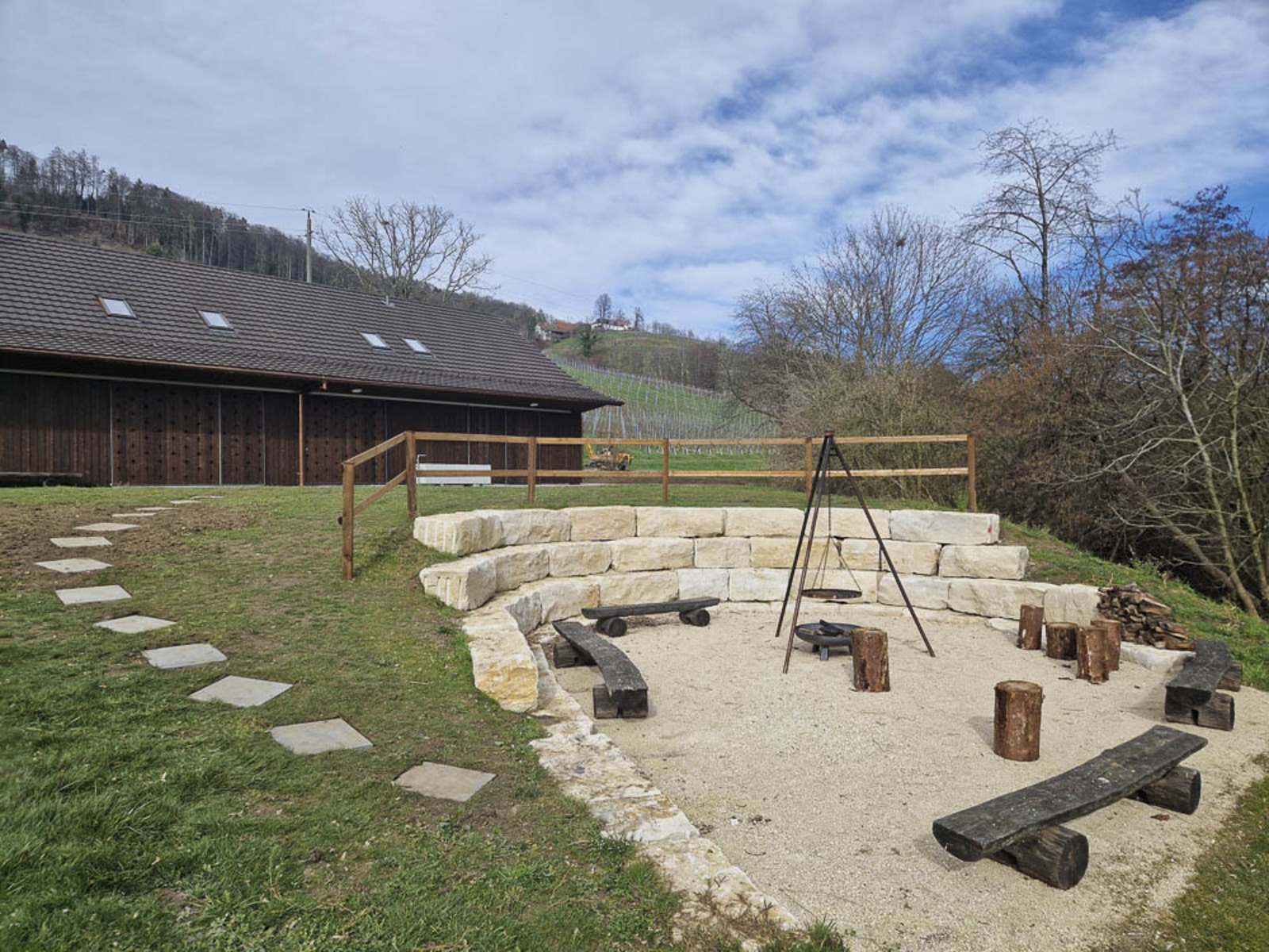 Pfadiheim «Im Bächli», 8260 Stein am Rhein SH - 10407 - Südansicht mit Feuerstelle